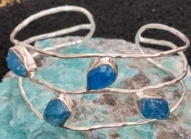 Le cristal bleu peut être associé à d’autres pierres pour de meilleurs effets d’énergie au naturel. Ainsi, on peut assembler par exemple un bracelet composé de tourmaline bleue et d’autres gemmes de la même couleur.