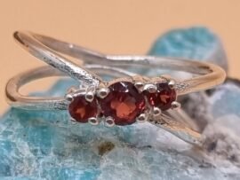 Bague grenat.