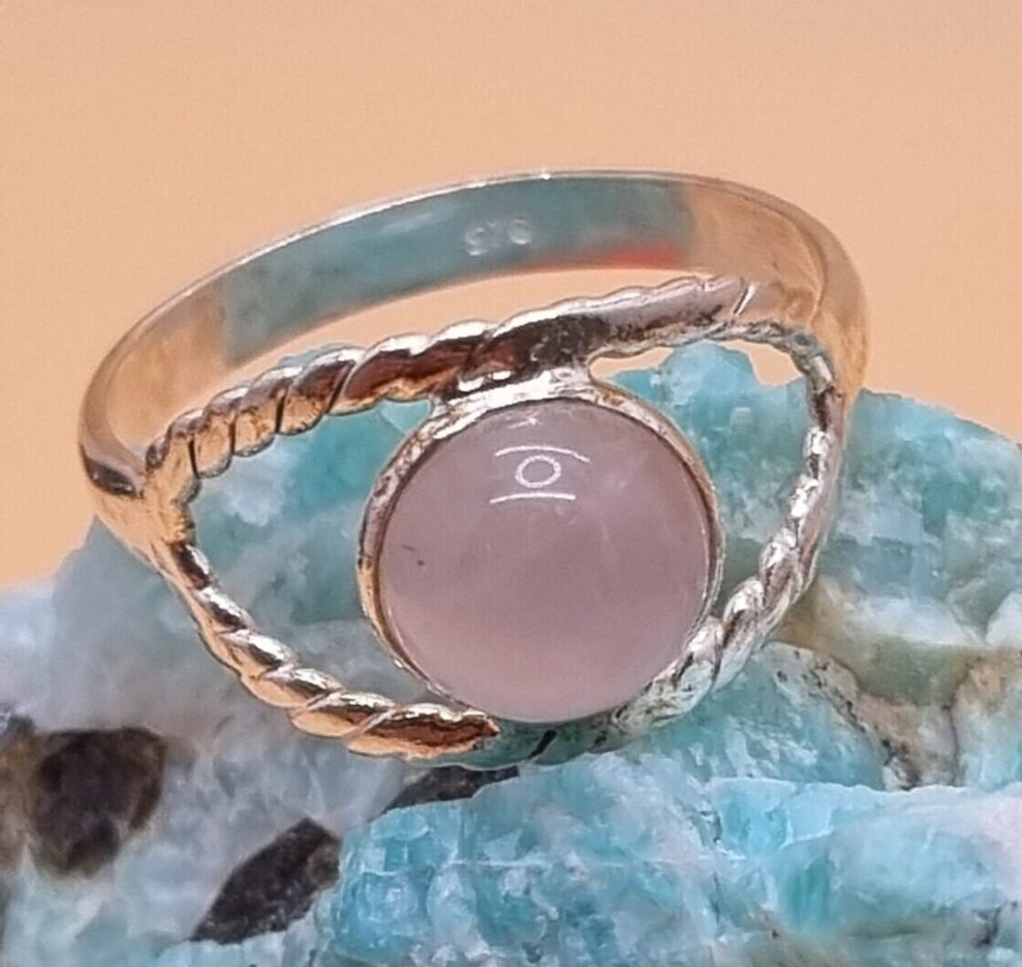 Le quartz rose, reconnu pour ses bienfaits, peut vous aider. Il favorise l'ouverture aux autres et améliore les relations.