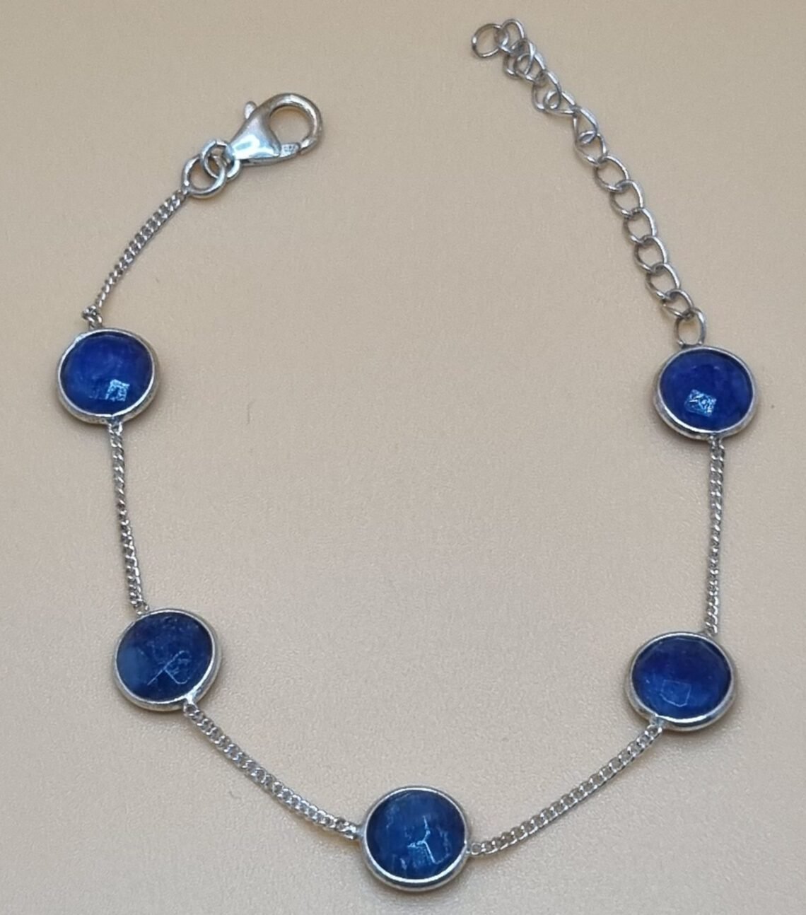 Le Lapis Lazuli aide à combattre les anxiétés et les peurs. On le préconise alors comme accompagnement pour lutter contre la dépression.